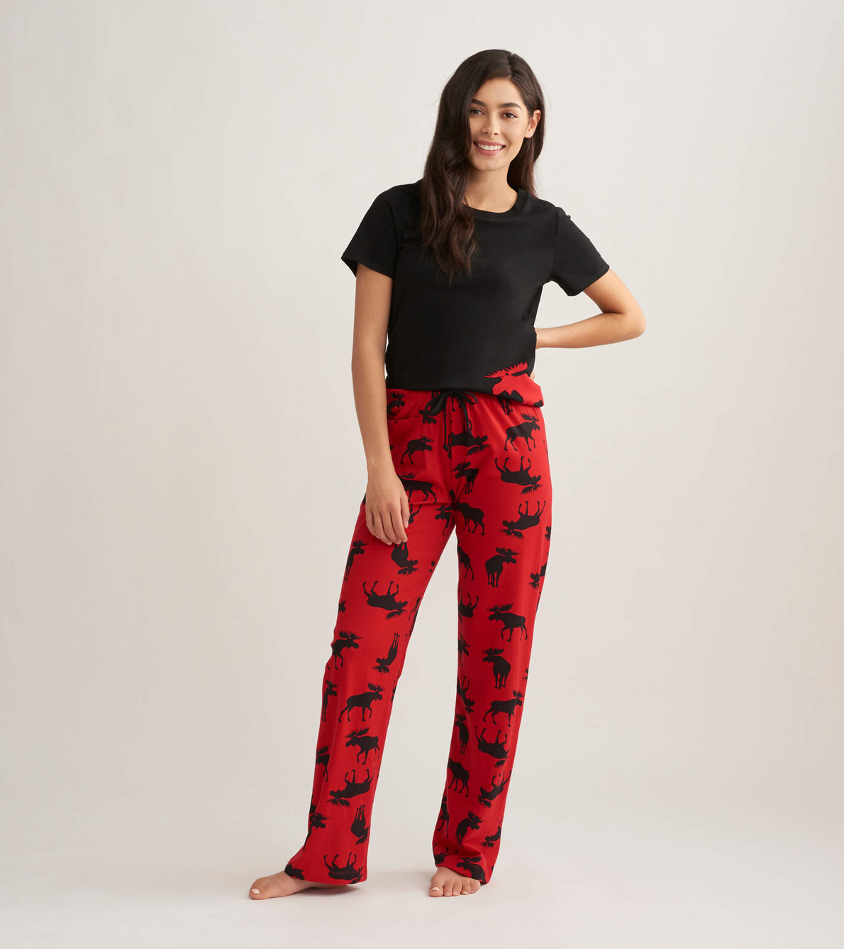 Agrandir l'image de Pantalon de pyjama en jersey pour femme – Orignaux sur fond rouge