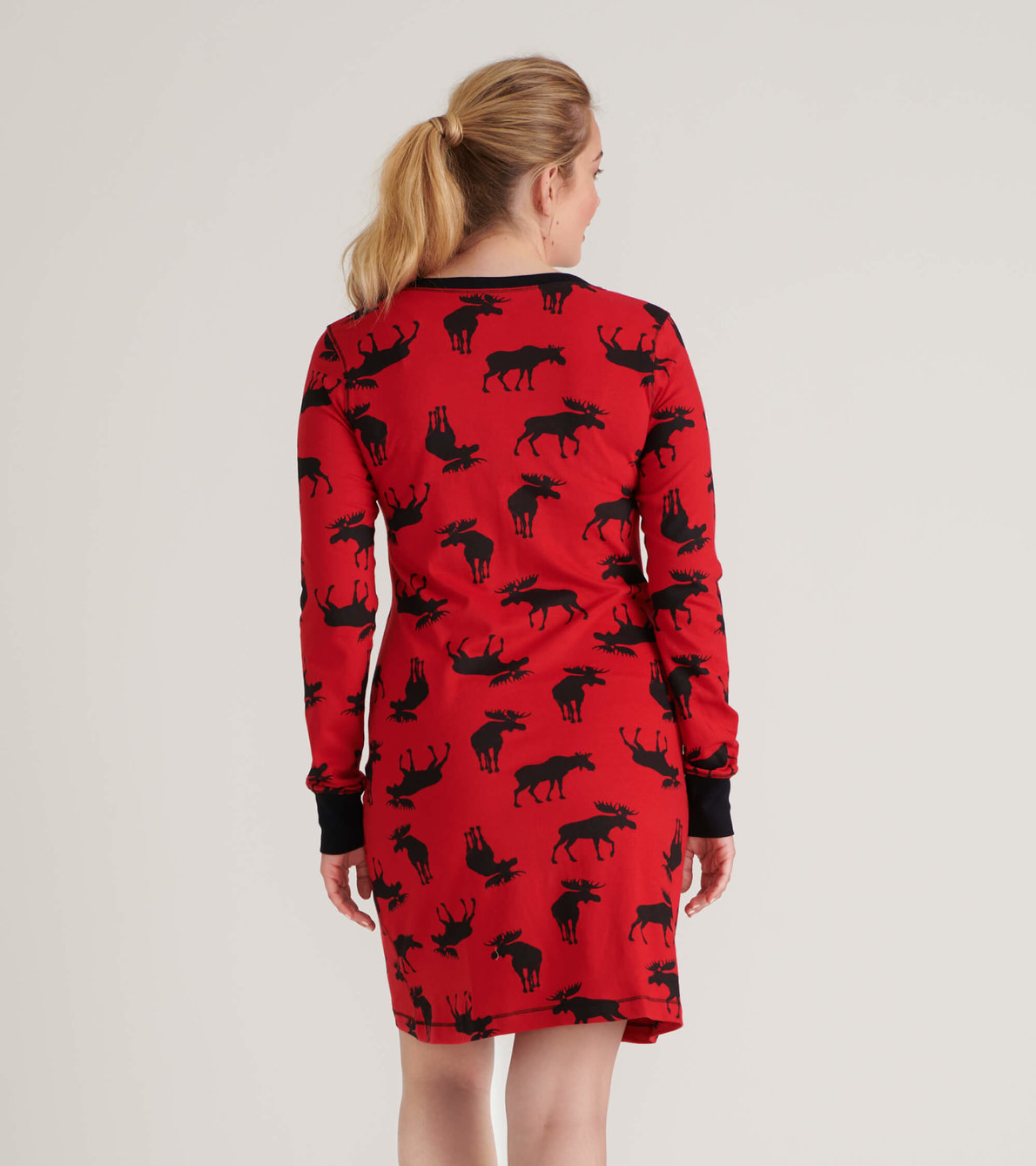 Agrandir l'image de Robe de nuit à manches longues pour femme – Orignaux sur fond rouge