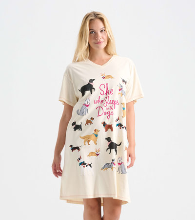 Chemise de nuit pour femme – Chiens « She Who Sleeps With Dogs »