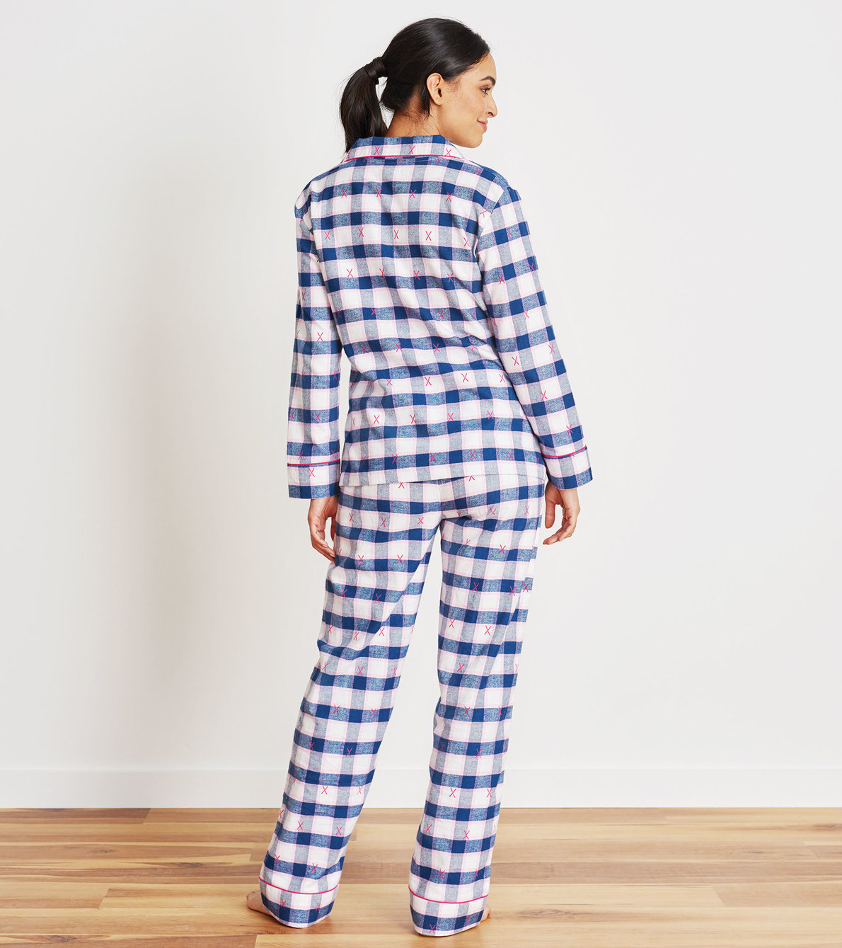 Agrandir l'image de Pyjama en flanelle pour femme – Vacances de ski sur motif écossais